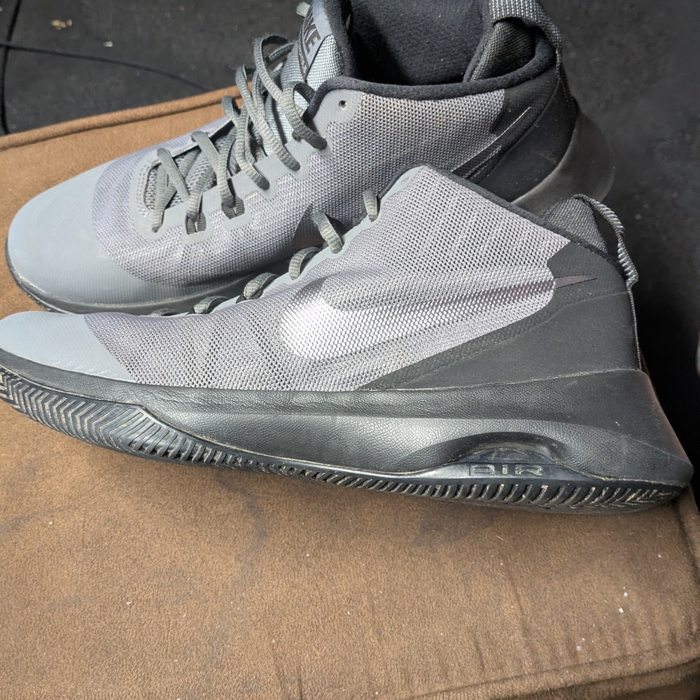 Nike Air Versitile Men's Gray and Black Basketball Shoes